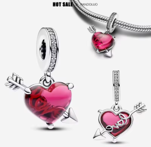 Berloque coração Love flecha